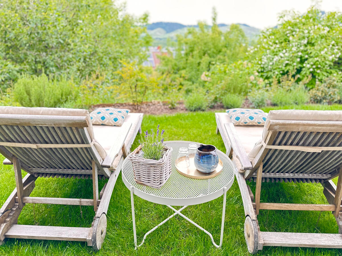 Sonnenliegen im Garten