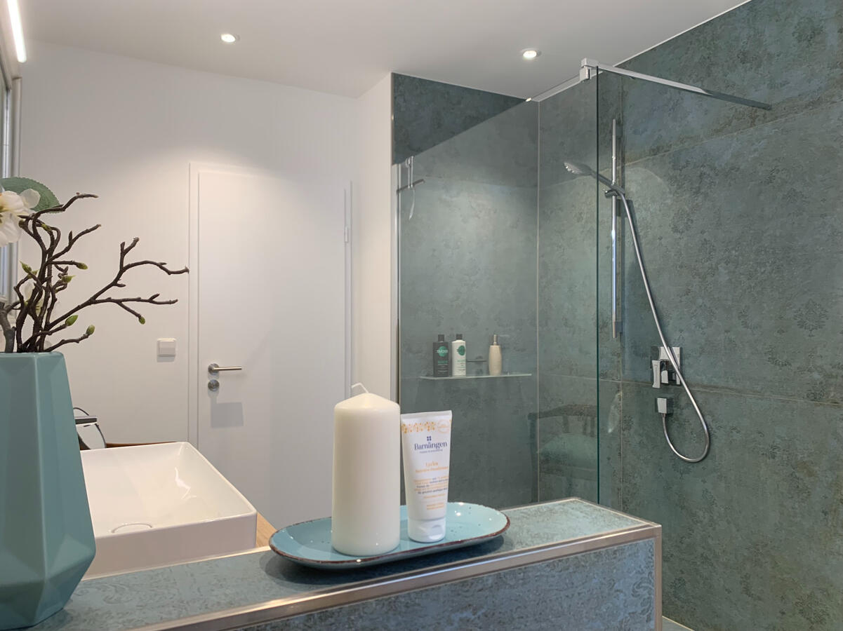 Dusche mit Shampoo und Duschgel